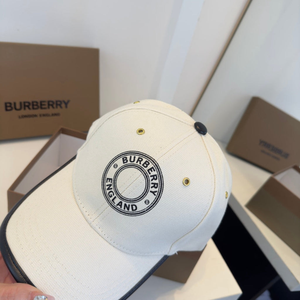 Minimalist Style Baseball Cap for a Chic Spring Look